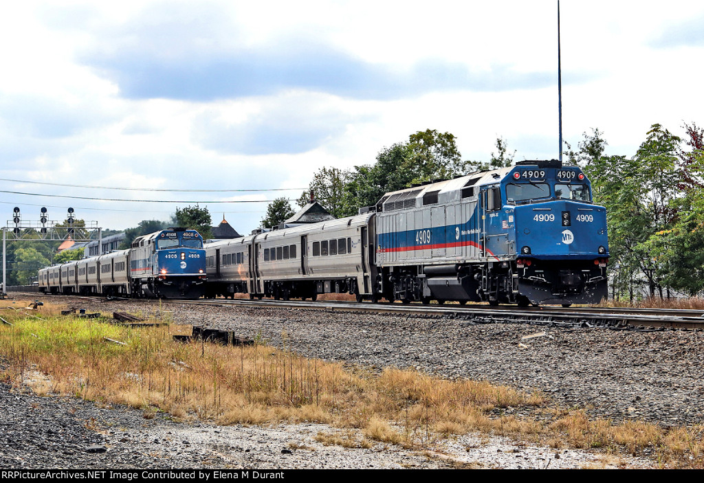 MNCR 4909 on train 9162